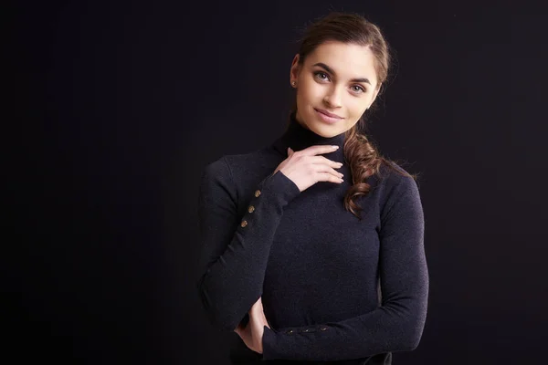 Retrato Tiro Bela Jovem Mulher Vestindo Camisola Pescoço Rolo Enquanto — Fotografia de Stock