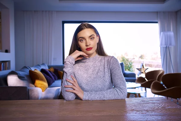 Retrato Una Hermosa Joven Con Cara Seria Sentada Escritorio Mirando — Foto de Stock