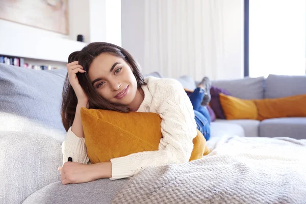 Retrato Una Hermosa Joven Tumbada Sofá Casa Relajante — Foto de Stock