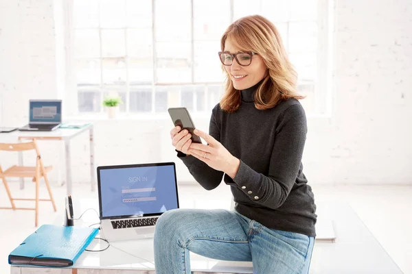 Retrato Mujer Negocios Creativa Madura Feliz Sentada Escritorio Oficina Mensajes — Foto de Stock