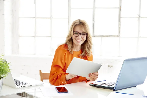 Portrait Shot Happy Mature Businesswoman Holding Digital Tablet Her Hand — Stock Photo, Image