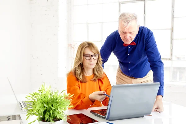 Aufnahme Einer Geschäftsfrau Mittleren Alters Die Schreibtisch Sitzt Während Ein — Stockfoto