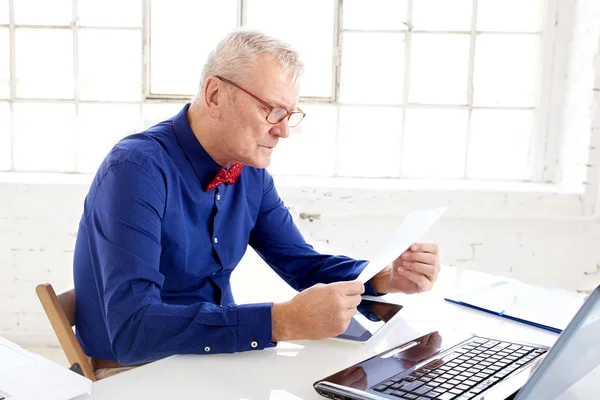 Portrait Shot Senior Businessman Sitting Office Desk While Holding Document — Stock Photo, Image