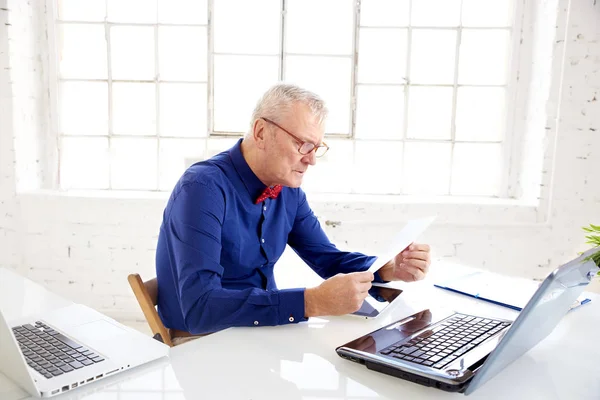 Retrato Empresário Sênior Sentado Mesa Escritório Segurando Documento Sua Mão — Fotografia de Stock