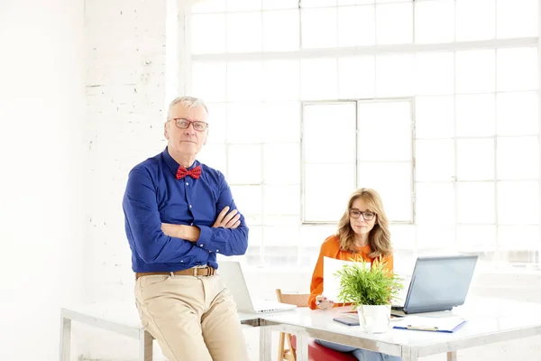 Fotografía Una Mujer Negocios Mediana Edad Sentada Escritorio Oficina Sosteniendo — Foto de Stock