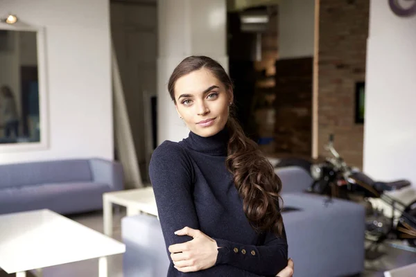 Retrato Una Joven Confiada Usando Ropa Casual Mientras Mira Cámara — Foto de Stock