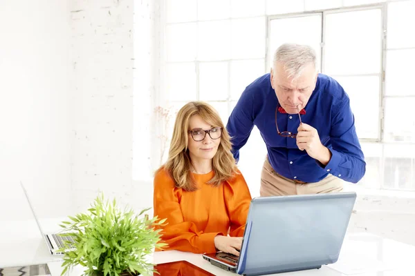 Teamwork in the office — Stock Photo, Image