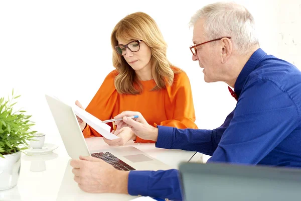 Groep zakelijke mensen die laptop gebruiken terwijl ze samenwerken in — Stockfoto