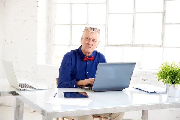 Portret Shot Van Senior Zakenman Dragen Shirt Strikje Terwijl Zittend — Stockfoto