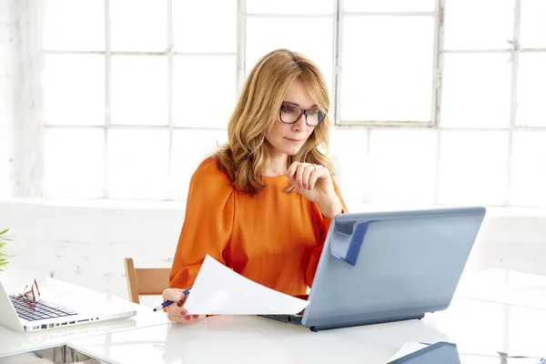 Aufnahme Einer Geschäftsfrau Mittleren Alters Die Schreibtisch Hinter Ihrem Laptop — Stockfoto