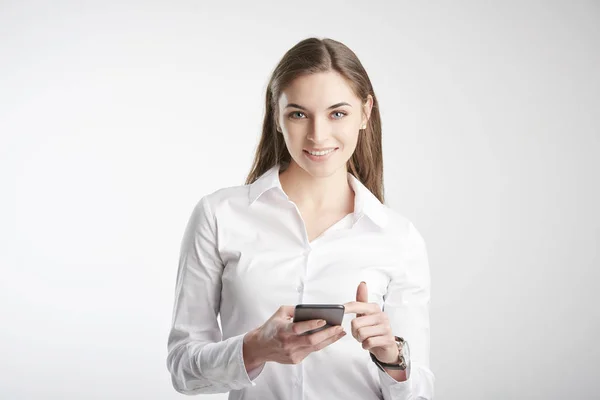 Bela Jovem Empresária Vestindo Camisa Branca Mensagens Texto Enquanto Está — Fotografia de Stock