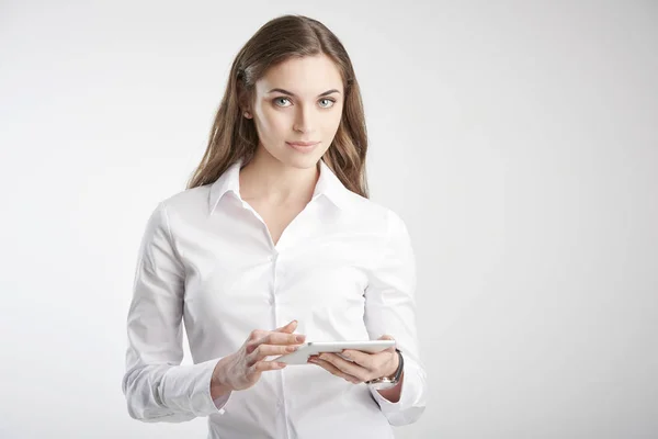 Estúdio Tiro Jovem Empresária Segurando Tablet Digital Mão Enquanto Estava — Fotografia de Stock