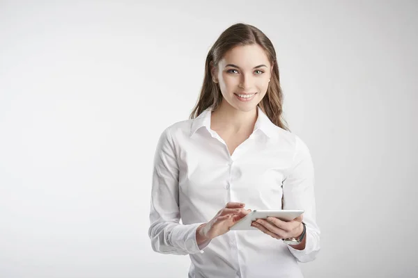 Studio Shot Van Jonge Zakenvrouw Die Digitale Tablet Haar Hand — Stockfoto