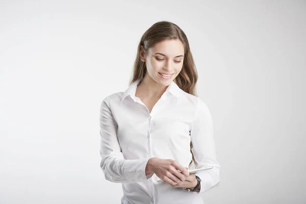 Zole Beyaz Arka Planda Dururken Elinde Dijital Tablet Tutan Genç — Stok fotoğraf