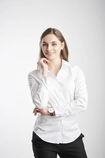 Estúdio Tiro Jovem Empresária Com Sorriso Dos Dentes Vestindo Camisa — Fotografia de Stock