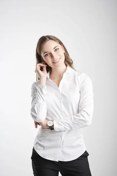 Estudio Joven Mujer Negocios Con Sonrisa Dentada Usando Camisa Mientras —  Fotos de Stock