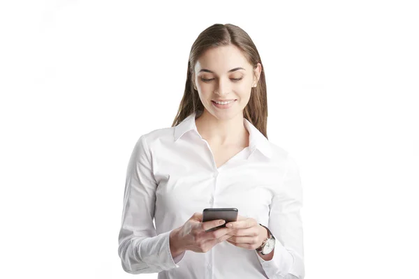 Schöne Junge Geschäftsfrau Trägt Weißes Hemd Und Sms Während Sie — Stockfoto