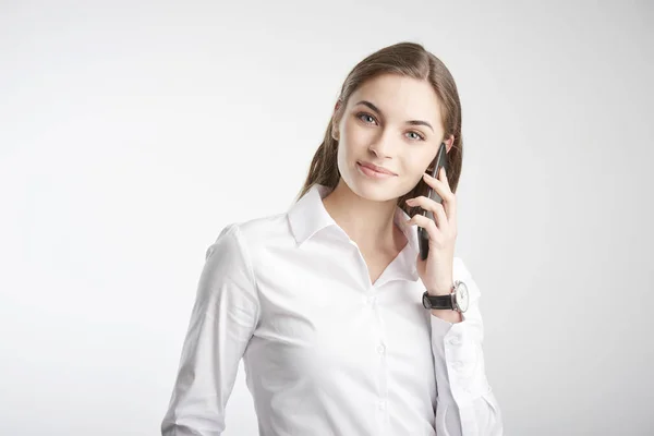 Porträtt Leende Ung Affärskvinna Med Hjälp Sin Mobiltelefon Och Prata — Stockfoto