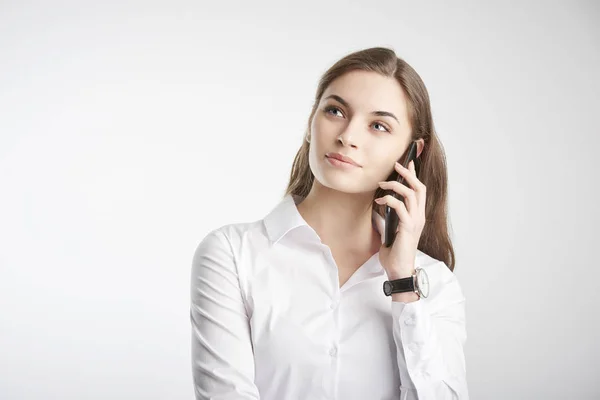 Porträt Einer Lächelnden Jungen Geschäftsfrau Die Ihr Handy Benutzt Und — Stockfoto