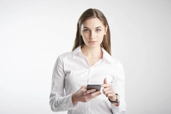 Hermosa Joven Empresaria Vestida Con Camisa Blanca Mensajes Texto Mientras —  Fotos de Stock