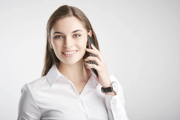 Porträt Einer Lächelnden Jungen Geschäftsfrau Die Ihr Handy Benutzt Und — Stockfoto