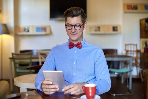 机に座り デジタルタブレットを使いながら因果関係の服を着た若者の肖像画 中小企業 — ストック写真