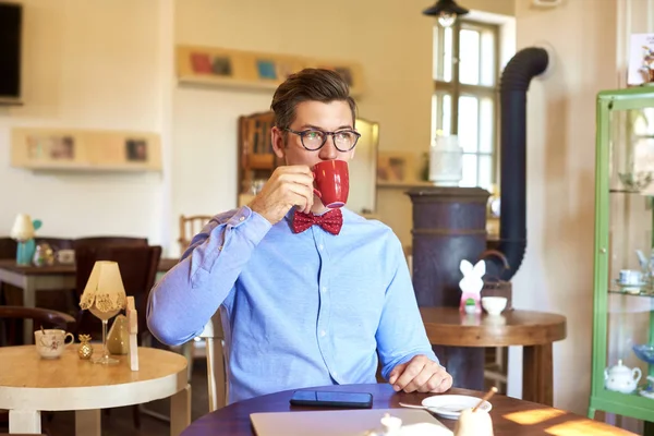 Retrato Joven Tomando Café Mientras Está Sentado Escritorio Usando Computadora — Foto de Stock