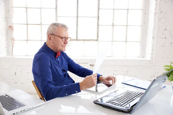 Retrato Empresário Sênior Com Cabelos Grisalhos Sentado Mesa Escritório Trabalhando — Fotografia de Stock