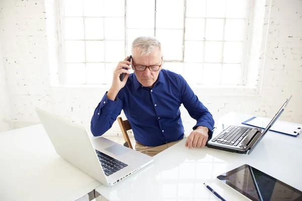 Foto Alto Ângulo Empresário Sênior Sentado Mesa Escritório Conversando Com — Fotografia de Stock