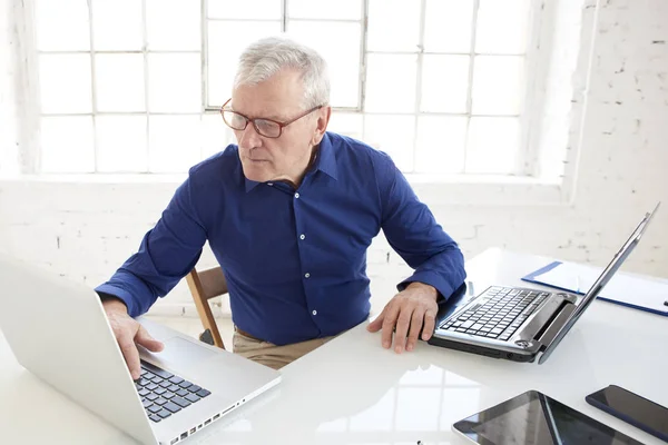 Retrato Alto Ângulo Tiro Empresário Sênior Usando Laptops Enquanto Sentado — Fotografia de Stock