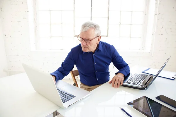 High Angle Portrait Shot Senior Businessman Using Laptops While Sitting — Stock Photo, Image