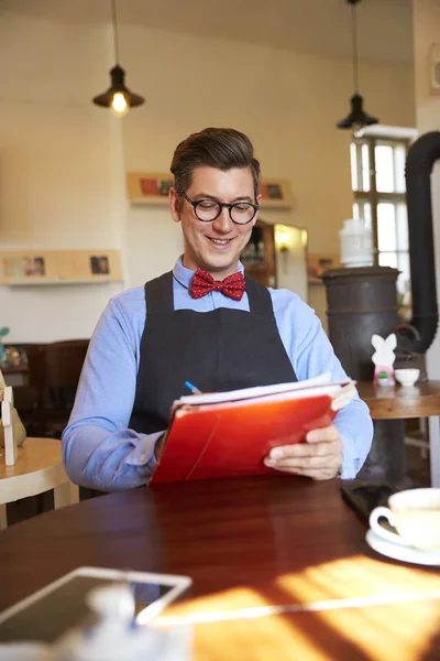 Retrato Joven Empresario Dueño Una Cafetería Sentado Escritorio Haciendo Poco —  Fotos de Stock