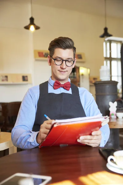 Retrato Joven Empresario Dueño Una Cafetería Sentado Escritorio Haciendo Poco —  Fotos de Stock