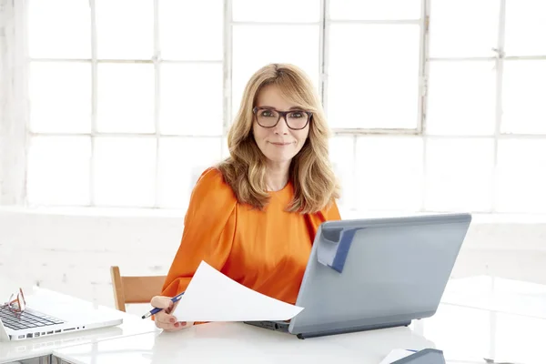 Aufnahme Einer Geschäftsfrau Mittleren Alters Die Hinter Ihrem Laptop Sitzt — Stockfoto
