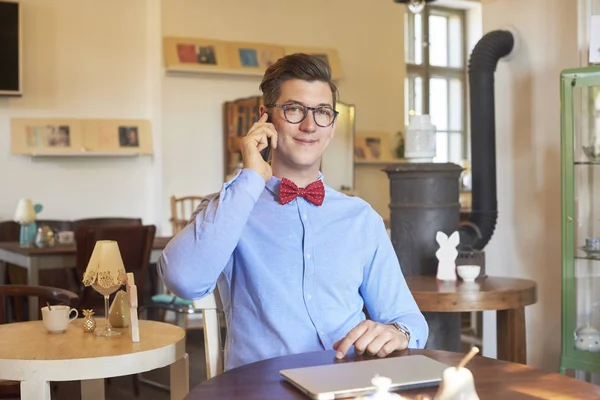 小さなカフェで机に座って電話をかけるハンサムな若者のショット 中小企業 — ストック写真