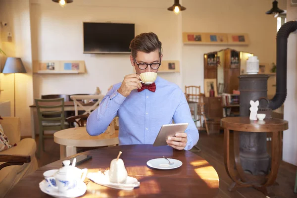 Ritratto Giovane Uomo Che Usa Suo Tablet Digitale Mentre Seduto — Foto Stock