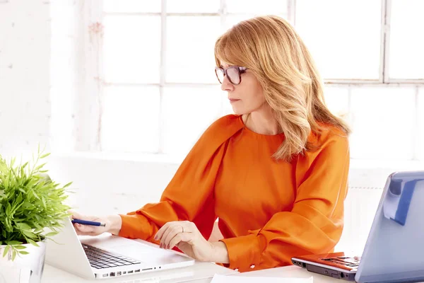 Porträtt Skott Medelålders Affärskvinna Sitter Kontoret Skrivbord Och Arbetar Laptop — Stockfoto