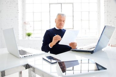 Ofiste bazı evrak işleri yaparken onun comptur arkasında oturan yaşlı işadamı Shot.