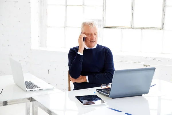 Retrato Empresário Sênior Sentado Atrás Seu Laptop Conversando Com Alguém — Fotografia de Stock