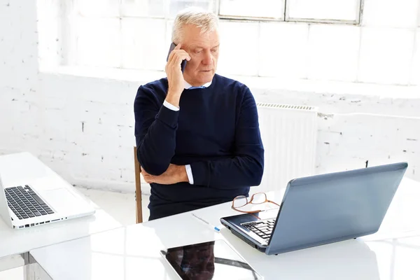 Porträtt Senior Affärsman Sitter Bakom Sin Bärbara Dator Och Pratar — Stockfoto