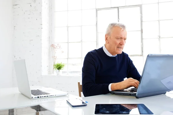 Senior Uomo Affari Che Lavora Ufficio — Foto Stock