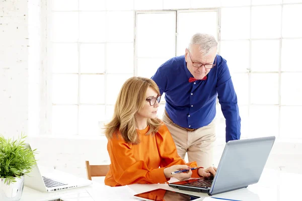 Gruppe Von Geschäftsleuten Die Zusammen Büro Arbeiten Reife Geschäftsfrau Die — Stockfoto