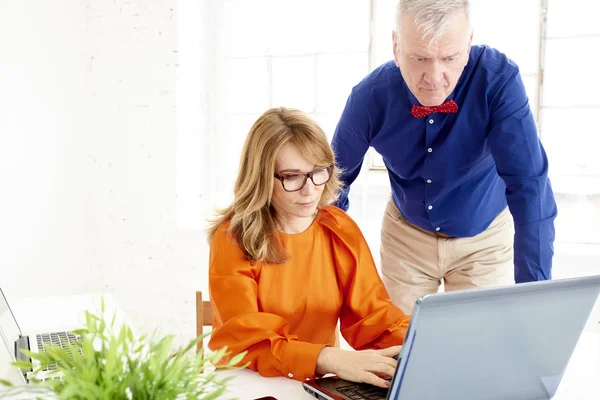 Gruppo Uomini Affari Che Lavorano Insieme Nuovo Progetto Una Donna — Foto Stock