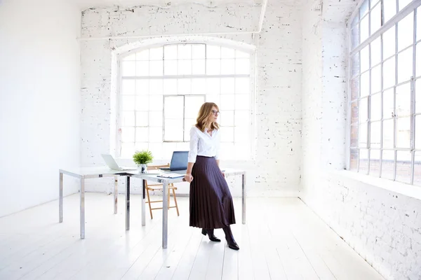 Retrato Larga Duración Elegante Mujer Negocios Mediana Edad Mirando Cuidadosamente — Foto de Stock