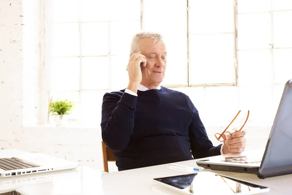 Colpo di anziano uomo d'affari guardando pensieroso durante la consulenza — Foto Stock