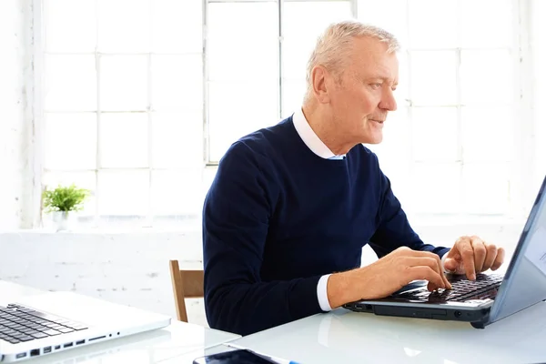 Retrato Hombre Negocios Mayor Sentado Detrás Computadora Portátil Escribiendo —  Fotos de Stock