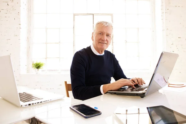 Retrato Tiro Empresário Financeiro Sênior Digitando Laptop Enquanto Sentado Mesa — Fotografia de Stock