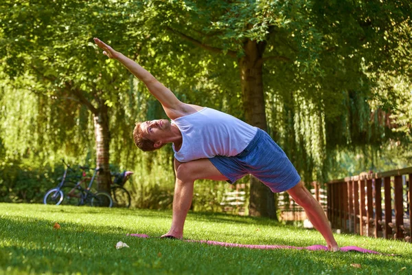 运动男子的全长射击练习户外瑜伽 — 图库照片
