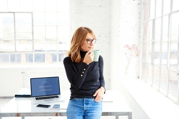 Retrato Una Atractiva Mujer Negocios Casual Sosteniendo Taza Mano Mientras — Foto de Stock