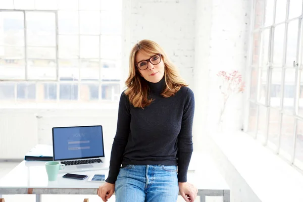 Portrait Shot Attractive Casual Businesswoman Standing Office Desk While Looking — Stock Photo, Image